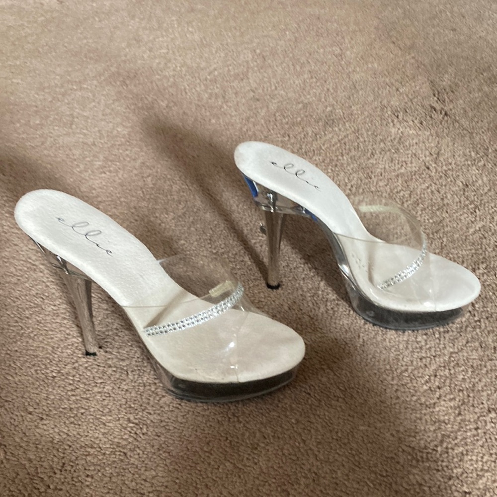 Clear and silver heels 👠